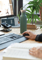 Edelstahlflasche gruen im Büro auf Schreibtisch #farbe_gruen