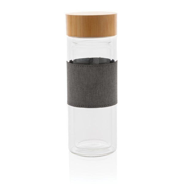 Doppelwandige Glasflasche mit Bambusdeckel und grauem Sleeve