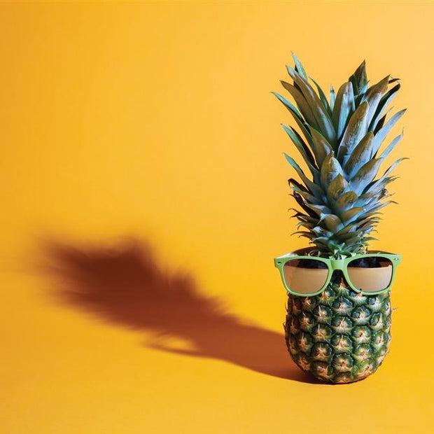 Sonnenbrille gruen aus Weizenstroh auf Ananas 