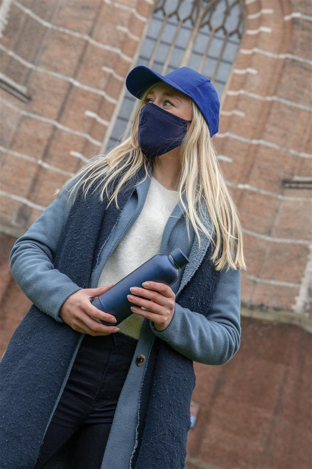 Frau mit blauer Muetze und Flasche als Werbeartikel 